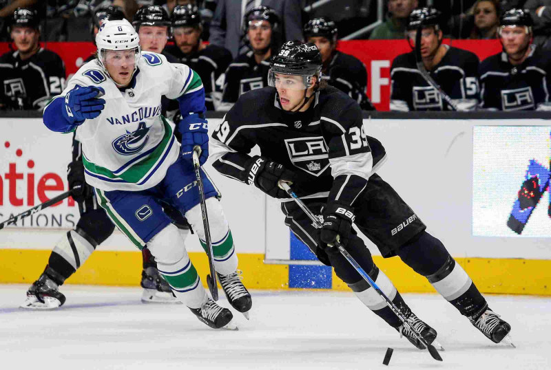 NHL iekaro Ķīnu, "Kings" pārbaudes spēlē pārspēj "Canucks"