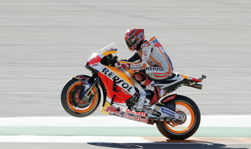 Markess brīnumaini savalda motociklu un izcīna ceturto "MotoGP" titulu