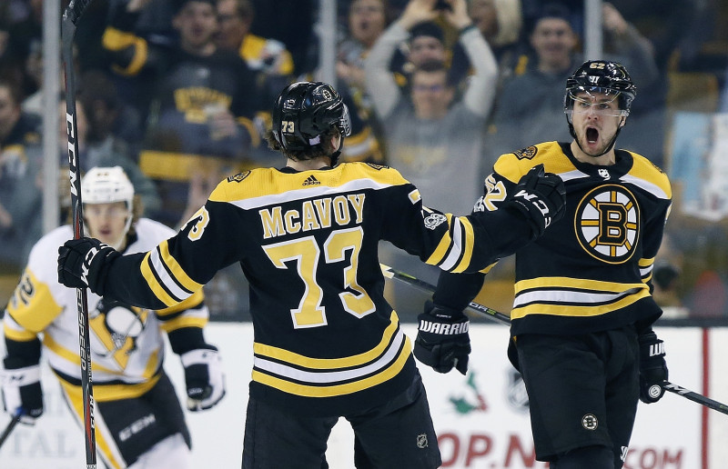"Bruins" izcīna trešo uzvaru pēc kārtas un ierāpjas astotniekā