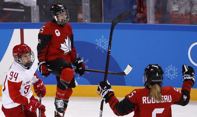 Kanādas un ASV hokejistes savā pirmajā spēlē apliecina favorītu statusu