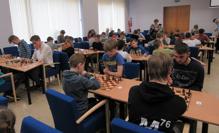 Latvijas Skolu šaha olimpiādes Zemgales fināls pulcē rekordlielu skaitli – 90 skolēnus