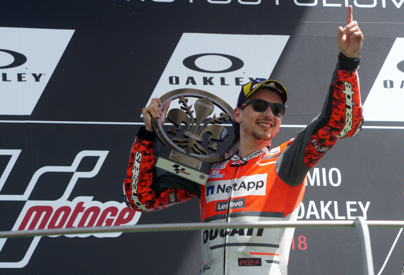 Lorenso beidzot izcīna pirmo "MotoGP" uzvaru "Ducati" sastāvā