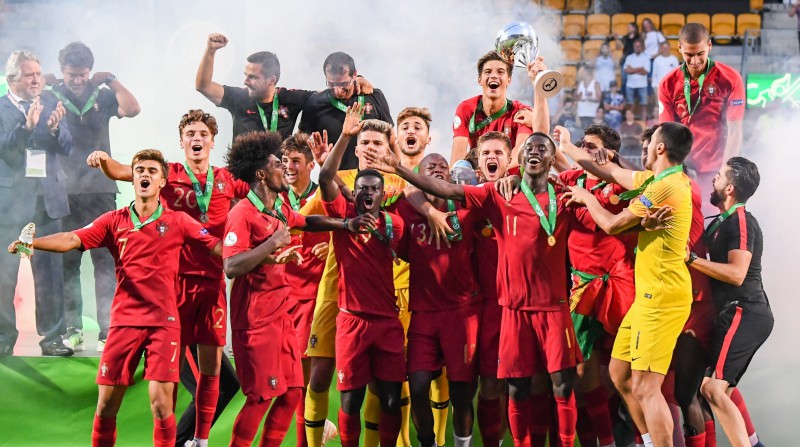 Portugāle dramatiskā septiņu vārtu finālā kļūst par Eiropas U19 čempioni