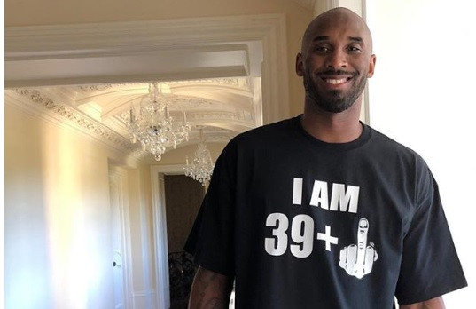 Kobem sieva dzimšanas dienā uzdāvina kreklu ar izslietu vidējo pirkstu