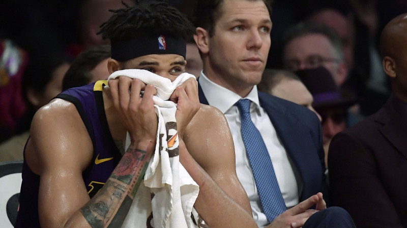 "Lakers" piekāpjas "Knicks", Lebrons izlaidīs vēl vismaz nedēļu