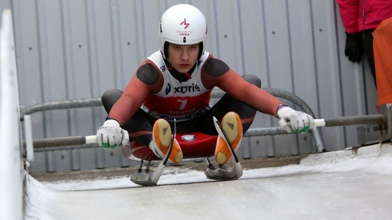 Latvijai zelts un bronza Eiropas Jaunatnes ziemas olimpiskajās spēlēs kamaniņu sportā