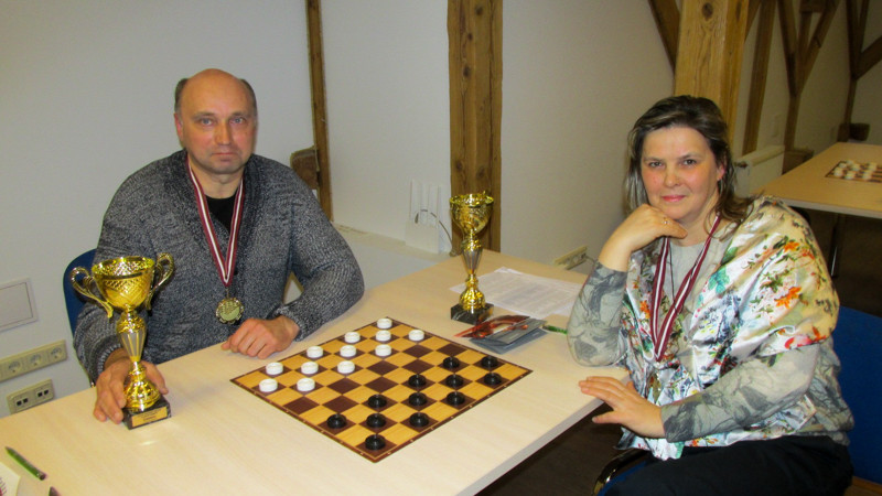Valneru ģimene triumfē Latvijas čempionātā 64 lauciņu dambretē