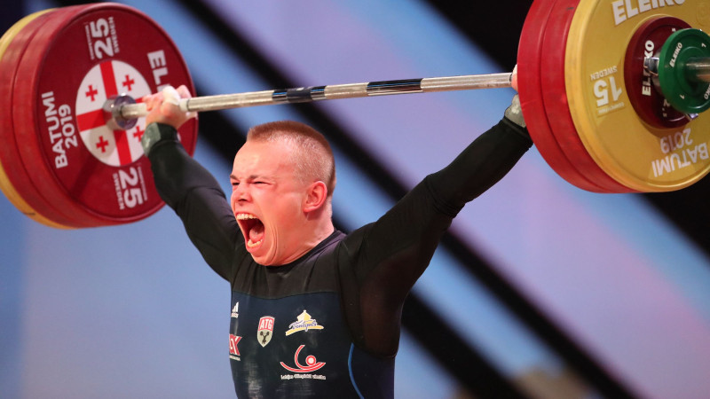 Svarcēlājs Suharevs uzlabo Latvijas rekordu