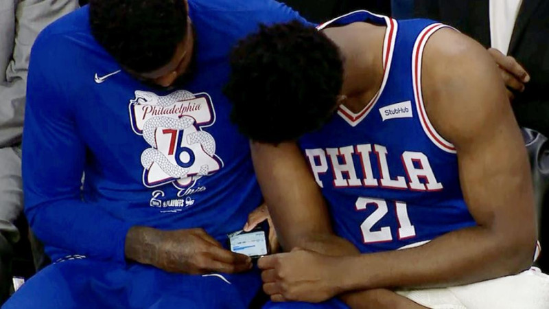 ''76ers'' basketbolists Džonsons sodīts par telefona lietošanu spēles laikā