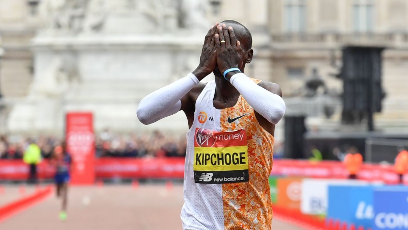 Kipčoge ar otro visu laiku labāko rezultātu uzvar Londonas maratonā