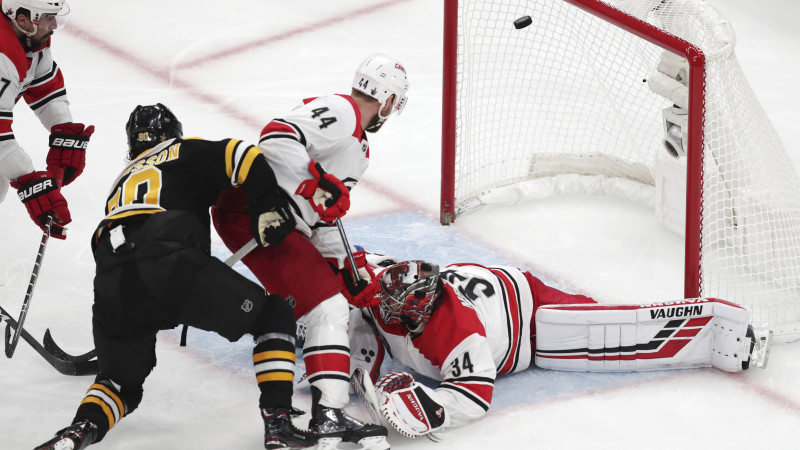 "Bruins" atspēlējas un eksplodē pēdējā trešdaļā, konferences finālu iesākot ar uzvaru