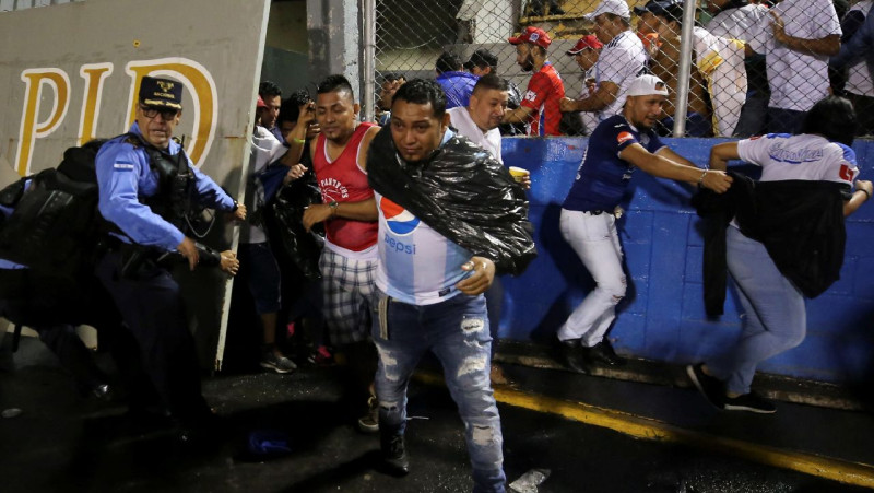 Hondurasā fanu sacelšanās laikā pirms galvaspilsētas derbija trīs cilvēki zaudē dzīvību