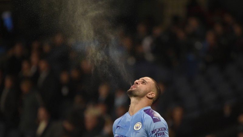 Aizsargi izglābj Liverpūli un Mančestras "City", "Chelsea" piektā uzvara pēc kārtas