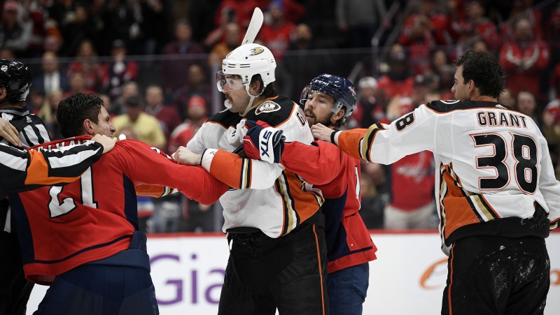 NHL līderes "Capitals" uzbrucējam Hetevejam trīs spēļu diskvalifikācija par spļāvienu pretiniekam