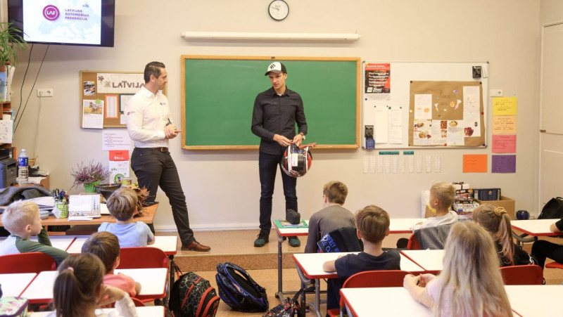 Rallijkrosa braucējs Jānis Baumanis iepazīstina skolēnus ar profesiju – autosportists