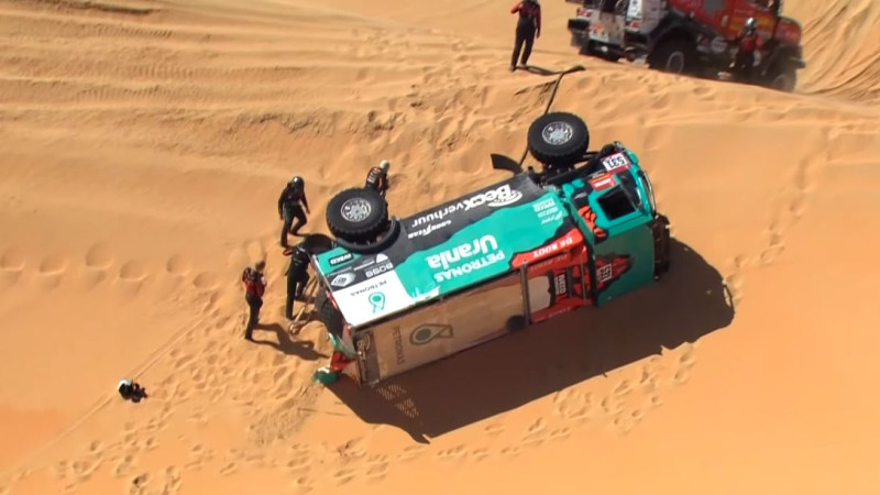 Video: Vairāki smagie auto apgāžas Dakaras smilšu slazdos