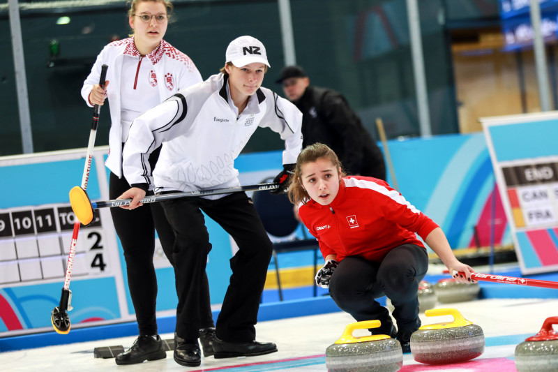 Trīs Latvijas kērlingisti tiek pie pirmajām uzvarām Jaunatnes ziemas olimpiskajās spēlēs