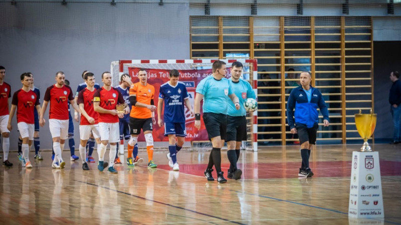 Pirmie, kas atsāk Latvijā: telpu futbola pusfināls Sportacentrs.com TV tiešraidē