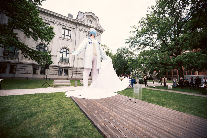 Ar vērienīgas skulptūras atklāšanu Rīgā sabiedrība saka paldies mediķiem