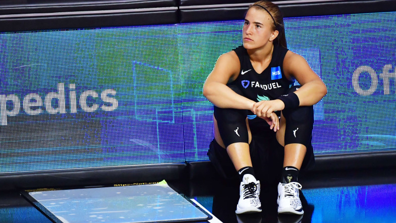 WNBA jaunā zvaigzne Jonesku gūst traumu