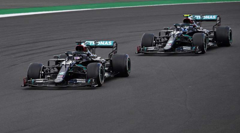 "Mercedes" izskaņā plīst riepas - Hamiltons uzvar ar trim, Botass ārpus punktiem
