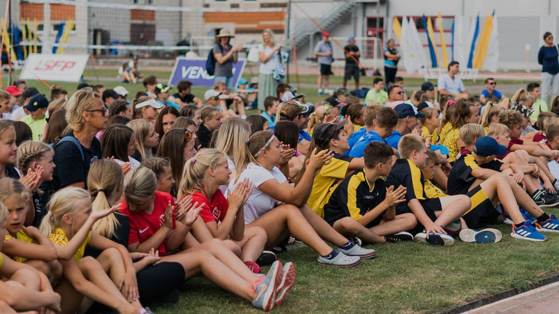 15. Vasaras spēlēs volejbolā bērniem un jauniešiem uzvar sešu dažādu sporta skolu komandas