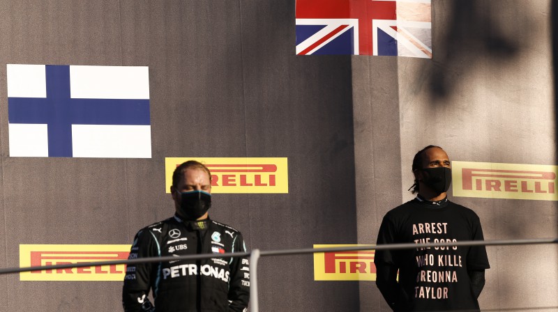 FIA uzsākusi izmeklēšanu par F1 pasaules čempiona Hamiltona krekla izvēli