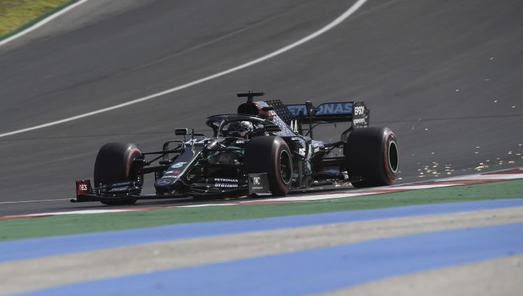 Hamiltons pēdējā lidojošā aplī izrauj ''pole position'' Portugāles F1 posmā