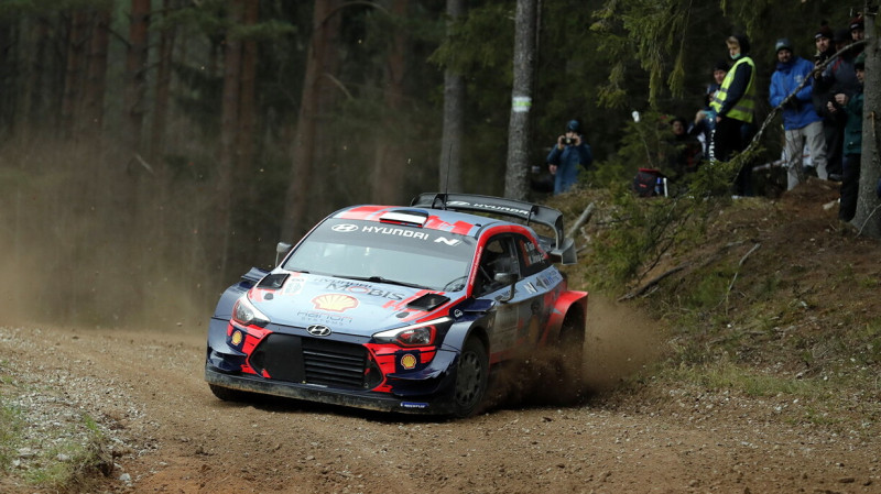 WRC čempionam Tanakam pārliecinoša uzvara Igaunijā
