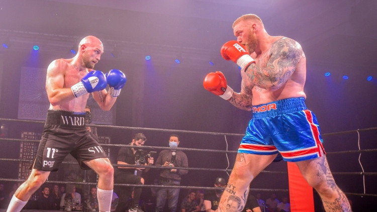 Spēkavīrs Bjērnsons boksa paraugcīņā cīnās neizšķirti pret Bolotņika sakauto Vordu