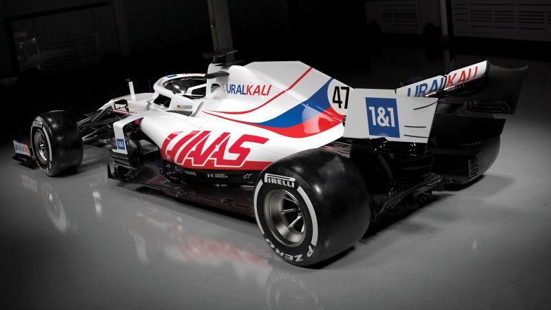 "Haas" komanda prezentē jauno F1 mašīnu Krievijas karoga krāsās