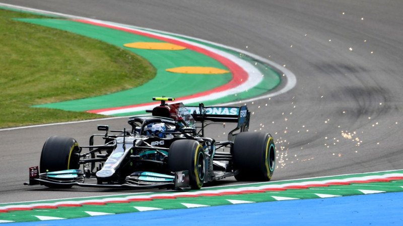 Pirmajos treniņbraucienos Itālijā ātrākie ''Mercedes'' piloti Botass un Hamiltons