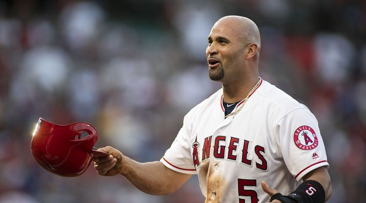 "Angels" 10 gadu līguma pēdējā sezonā atbrīvojas no beisbola zvaigznes Puholsa
