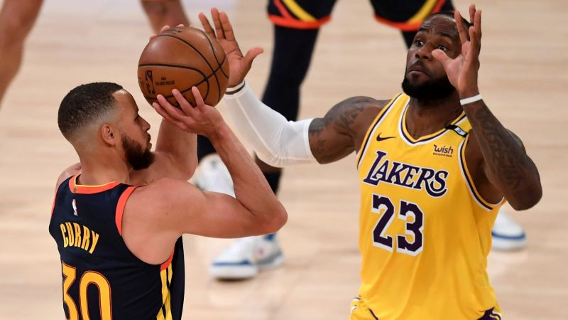 Džeimss trāpa traku tālmetienu, "Lakers" salauž "Warriors" un iekļūst "playoff"