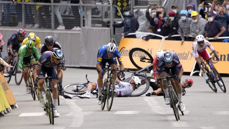 Haotiskā "Tour de France" trešajā posmā Skujiņam 45. vieta, vairāki favorīti krīt