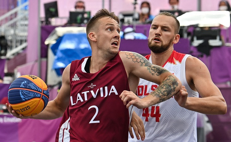Latvijas 3x3 basketbola izlase olimpiskajā debijā pieveic Polijas izlasi