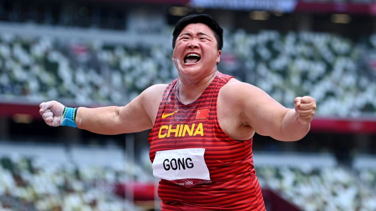 Ķīniete Guna pirmo reizi karjerā kļūst par olimpisko čempioni lodes grūšanā