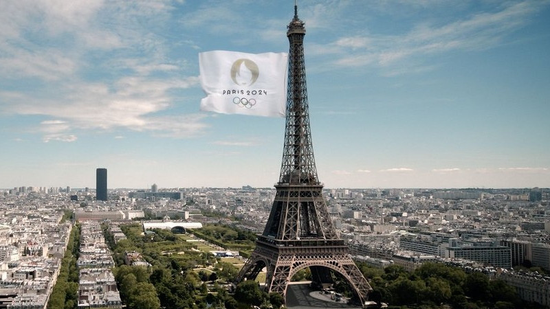 Vējš neļauj Eifeļa tornī pacelt milzu karogu ar uzrakstu "Paris 2024"