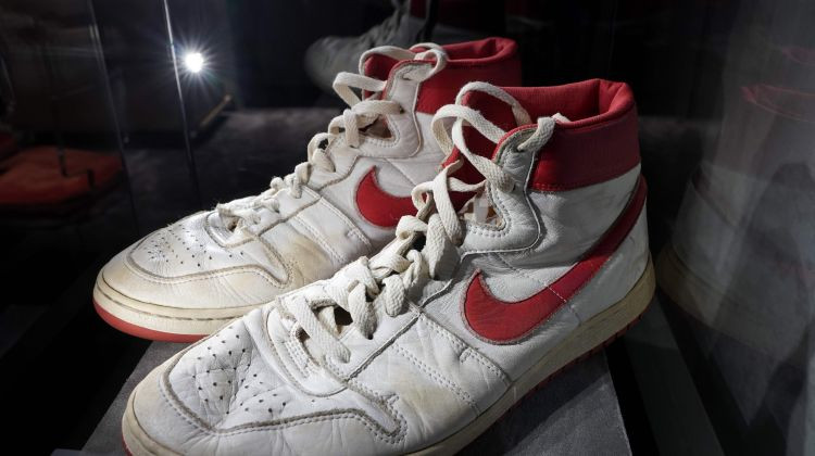 Leģendārā Maikla Džordana sporta apavi izsolē pārdoti par 1,47 miljoniem dolāru