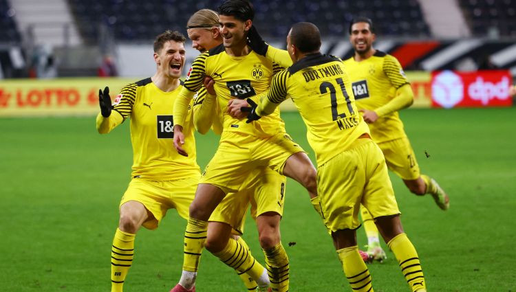 Dortmunde trijās minūtēs gūst divus vārtus, atspēlējas un svin svarīgu uzvaru