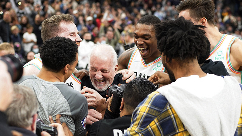 Popovičs kļūst par NBA visu laiku uzvarām bagātāko treneri