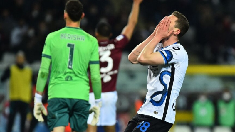 ''Inter'' kompensācijas laikā izrauj punktu Turīnā, ''Napoli'' uzvar Veronā