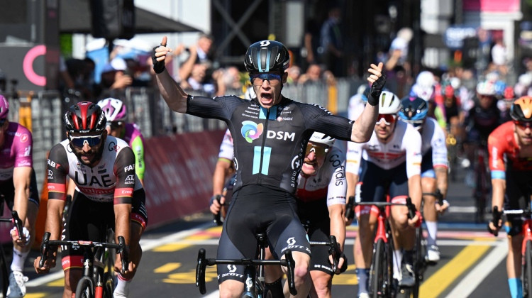 Dainēze sprintā uzvar "Giro d'Italia" posmā, līderpozīcijās joprojām Lopess
