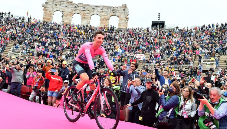 Hindlijs izcīna karjeras lielāko uzvaru: austrālietis triumfē ''Giro d'Italia''