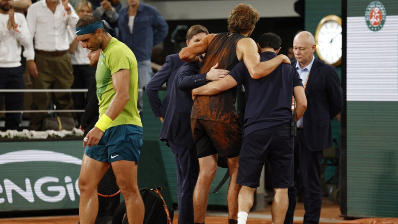 Zverevs traumē potīti un izstājas, Nadals finālā spēlēs pret norvēģi Rūdu