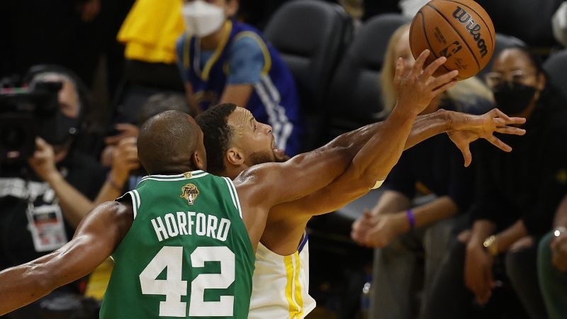Karijs labo rekordu, ''Warriors'' izlaiž no rokām uzvaru un piekāpjas ''Celtics''