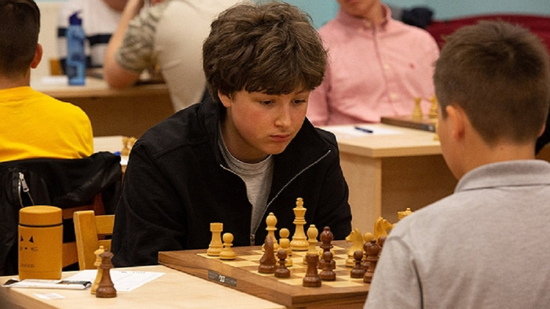 Četriem izdodas nosargāt titulus, bet trīs jaunieši pirmo reizi kļūst par čempioniem šahā