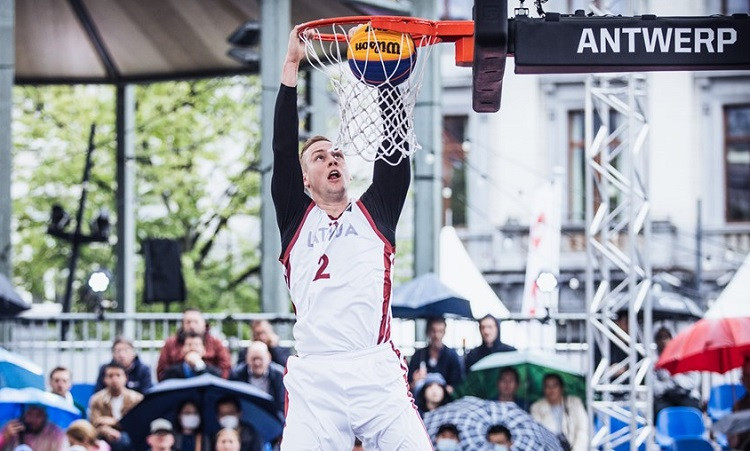 Latvijas 3x3 basketbolisti grupu turnīru noslēdz ar poļu sagraušanu