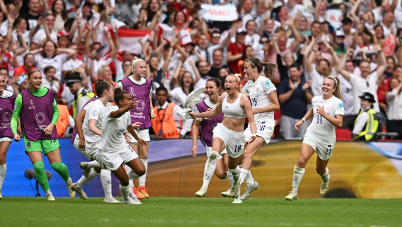 Anglija ar papildlaikā gūtiem vārtiem pirmo reizi triumfē sieviešu EČ
