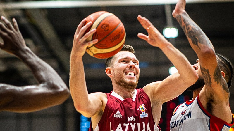 Lomažs lauž spēli, Porziņģim 29 punkti, Latvija galotnē uzvar Lielbritāniju